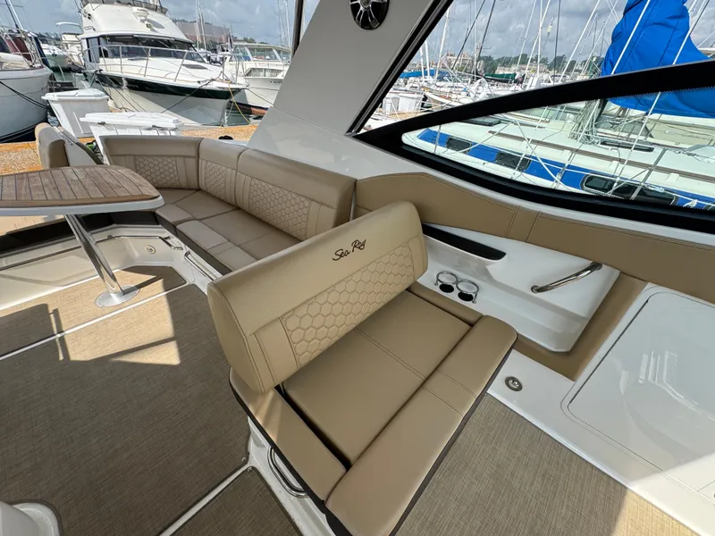 Slide: The Image of Sea Ray Sundancer 320 2019 - 82