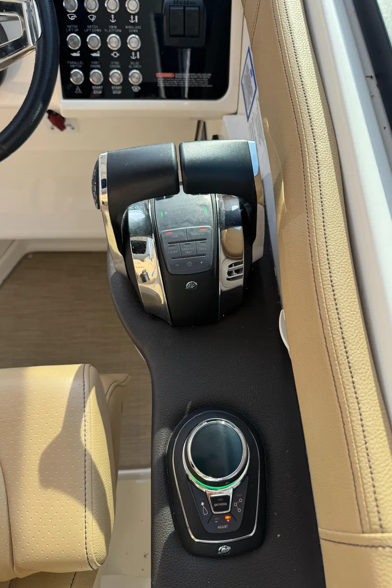 Slide: The Image of Sea Ray Sundancer 320 2019 - 85