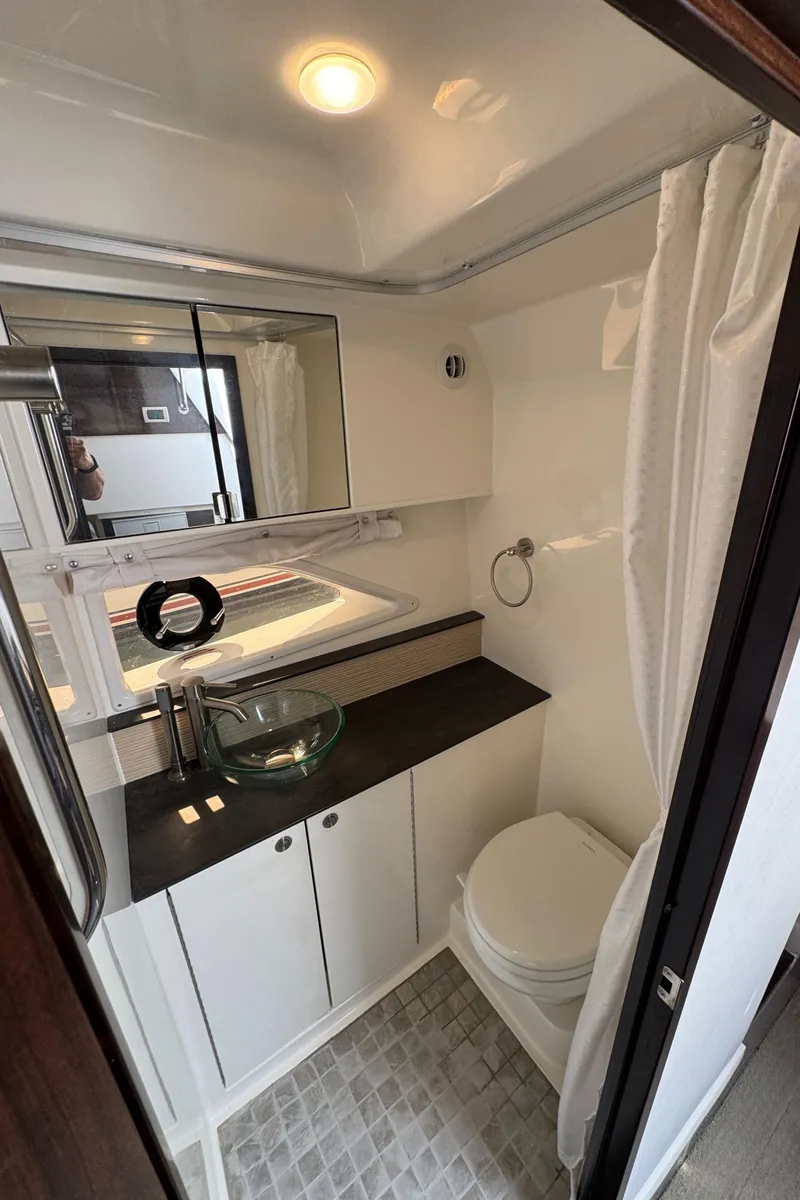 Slide: The Image of Sea Ray Sundancer 320 2019 - 88