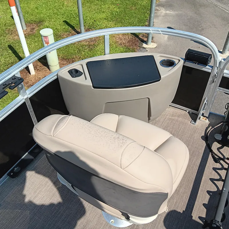 Slide: The Image of Captain's seat on 2021 Sun Tracker Fishin' Barge 20 DLX pontoon boat. - 7
