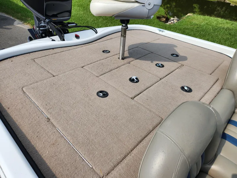 Slide: The Image of 2003 Ranger 195SVS boat deck with beige carpet and seating. - 13