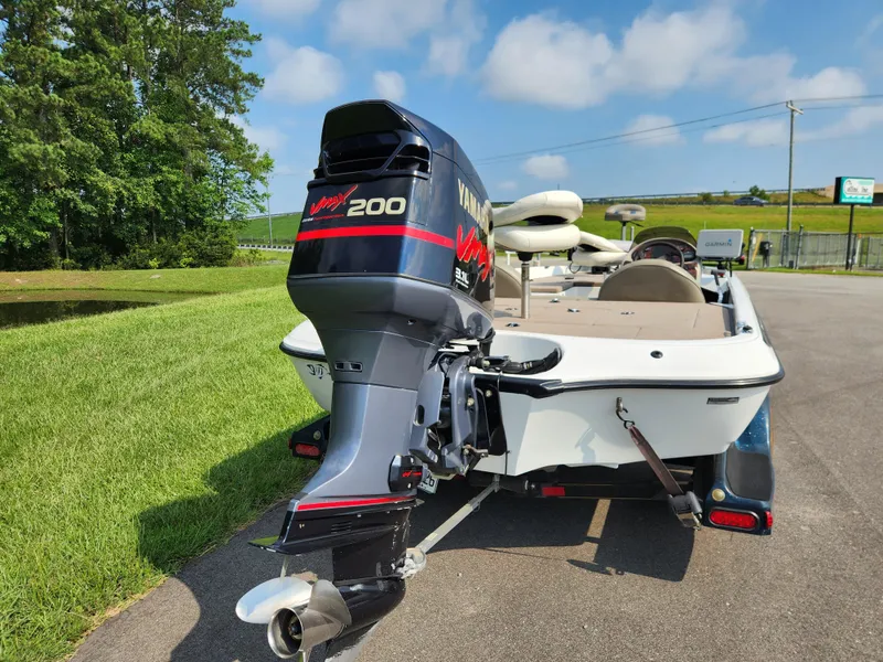 Slide: The Image of 2003 Ranger 195SVS boat with Yamaha VMAX 200 engine on a sunny day. - 3