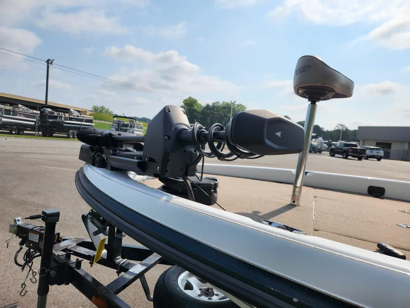 Slide: The Image of 2003 Ranger 195SVS boat on trailer with mounted trolling motor, parked outdoors. - 7