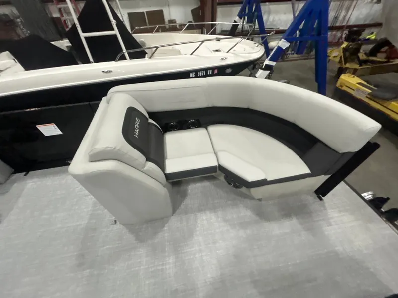 Slide: The Image of Harris 210 Cruiser 2025 - 27