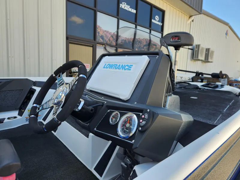 Slide: The Image of 2019 Ranger Z518 boat dashboard with Lowrance electronics and steering wheel. - 10