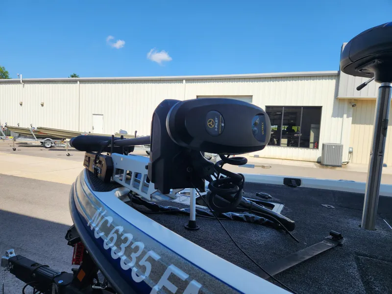 Slide: The Image of 2019 Ranger Z518 boat with i-Pilot trolling motor in a parking lot. - 8