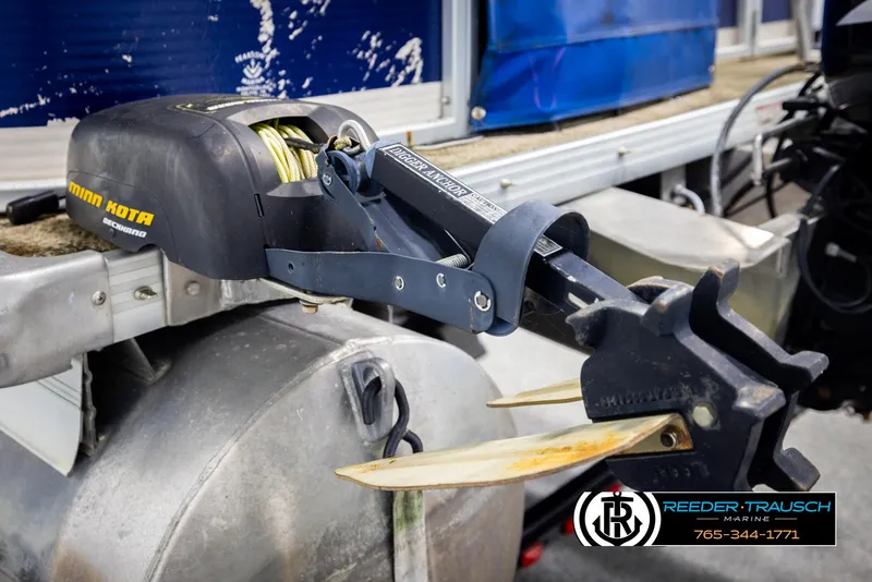 Slide: The Image of Minn Kota anchor on 2007 Premier 2223 Navigator boat, Reeder-Trausch Marine logo visible. - 44