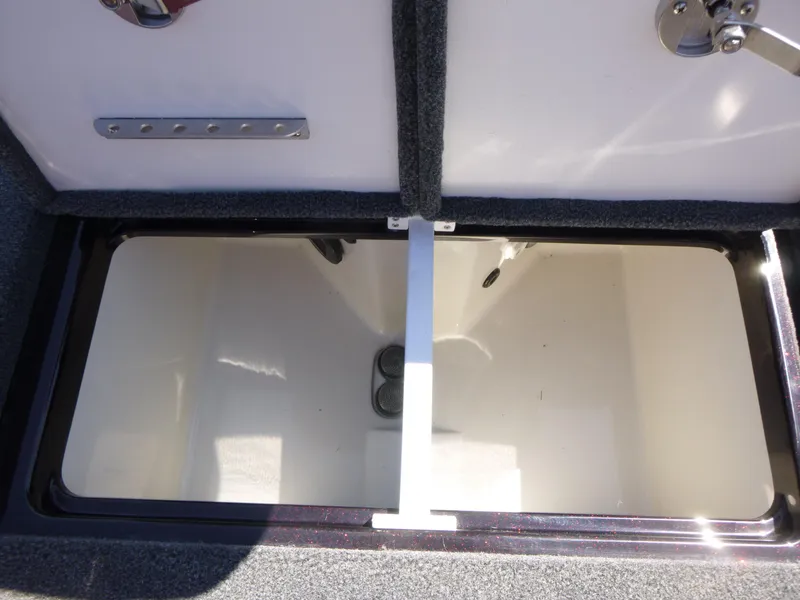 Slide: The Image of 2024 Ranger Z521R Ranger Cup Equipped livewell interior view. - 20