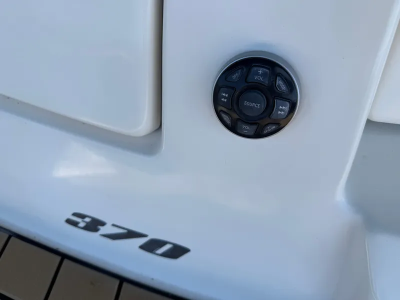 Slide: The Image of Sea Ray 370 Sundancer 2012 - 77