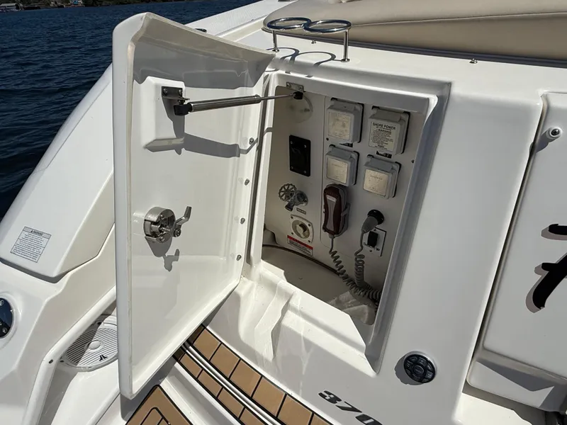 Slide: The Image of Sea Ray 370 Sundancer 2012 - 82