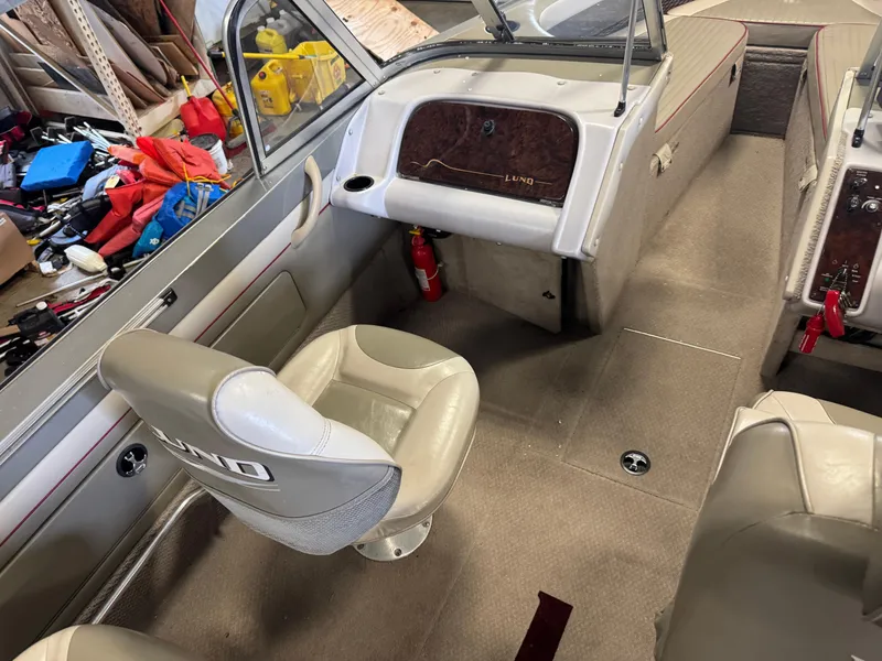 Slide: The Image of Interior of a 2002 Lund 1850 Tyee Gran Sport boat with seating and dashboard. - 10