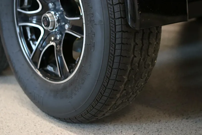 Slide: The Image of 2018 Supra SR400 tire and alloy wheel on a concrete floor. - 118