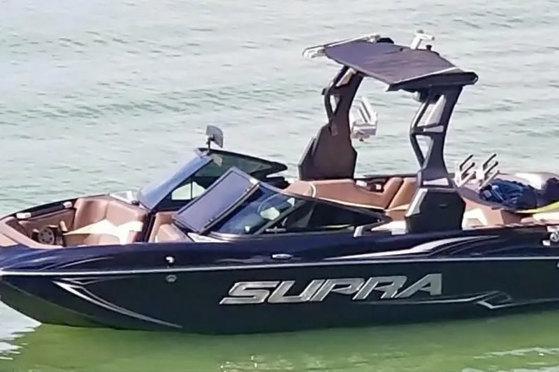 Slide: The Image of 2018 Supra SR400 boat on calm water, featuring sleek design and modern amenities. - 133