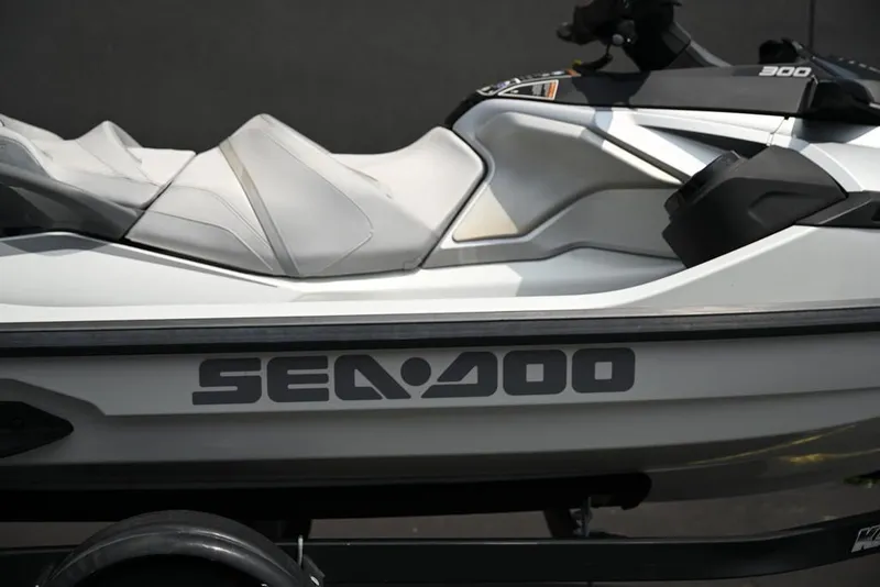 Slide: The Image of Sea-Doo GTX Limited 300 White Pearl Premium 2024 - 17