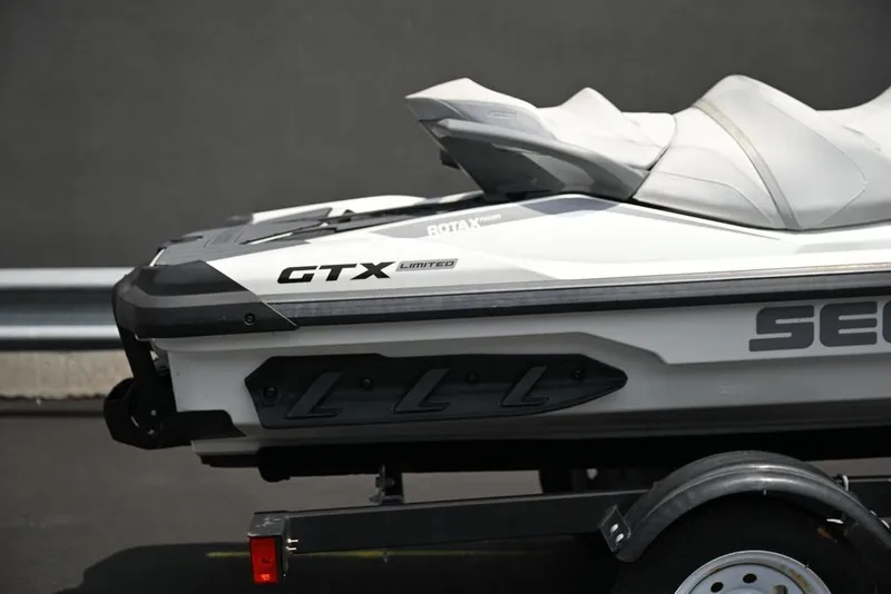 Slide: The Image of Sea-Doo GTX Limited 300 White Pearl Premium 2024 - 18