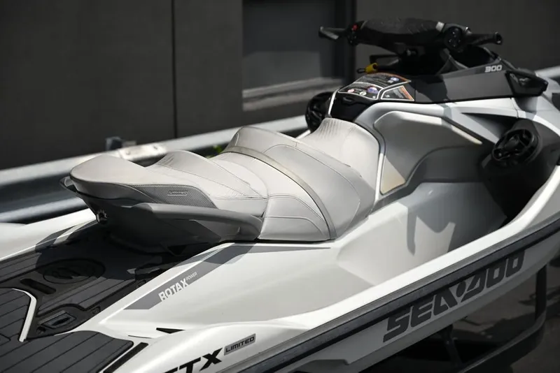 Slide: The Image of Sea-Doo GTX Limited 300 White Pearl Premium 2024 - 21