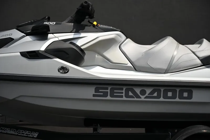 Slide: The Image of Sea-Doo GTX Limited 300 White Pearl Premium 2024 - 4