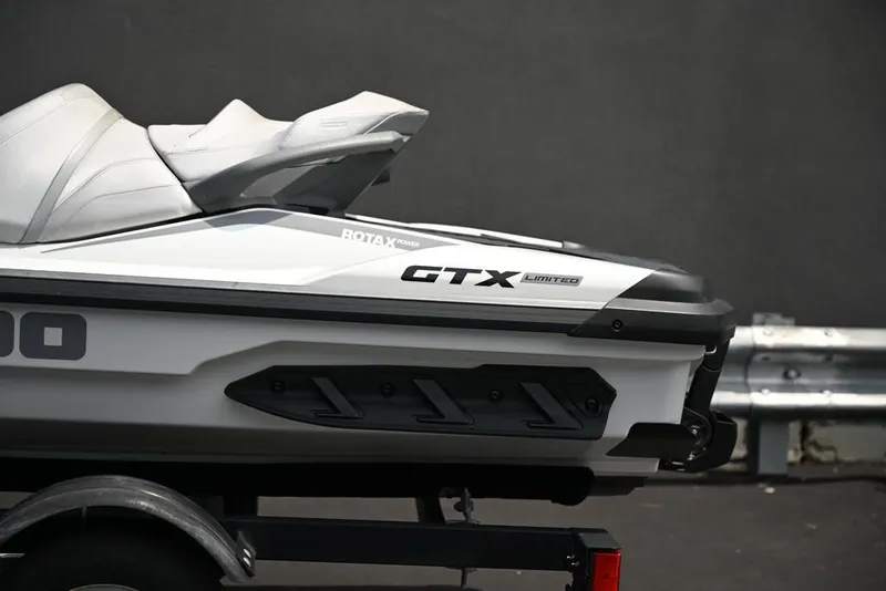 Slide: The Image of Sea-Doo GTX Limited 300 White Pearl Premium 2024 - 6