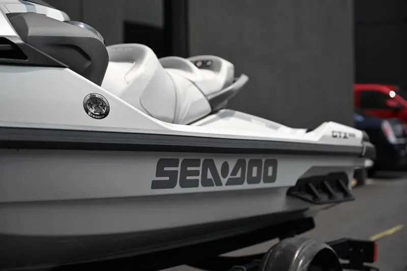 Slide: The Image of Sea-Doo GTX Limited 300 White Pearl Premium 2024 - 9