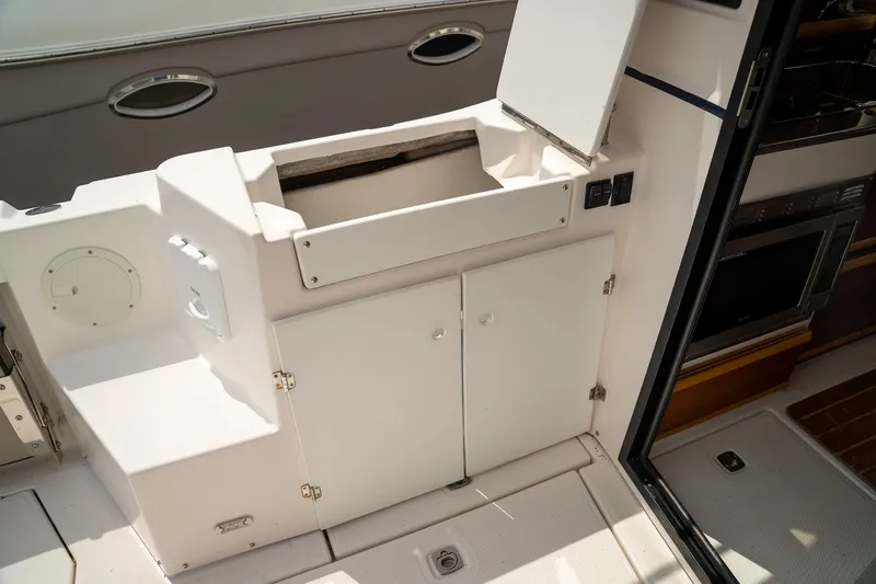 Slide: The Image of Cutwater C-28 2020 - 12