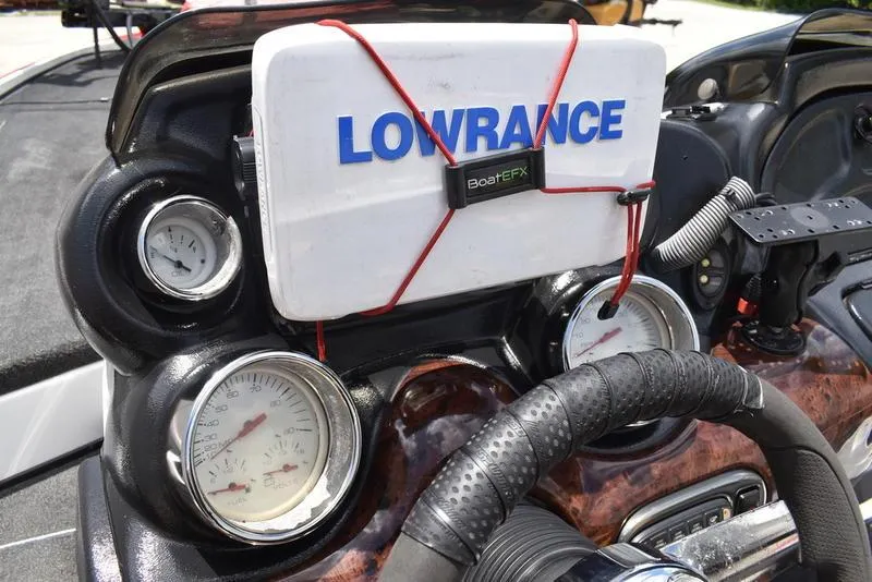 Slide: The Image of Dashboard of a 2008 Nitro z9cdc boat with Lowrance equipment. - 34