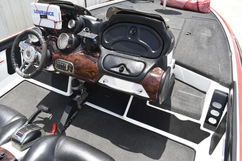 Slide: The Image of 2008 Nitro z9cdc boat dashboard with steering wheel and navigation equipment. - 40