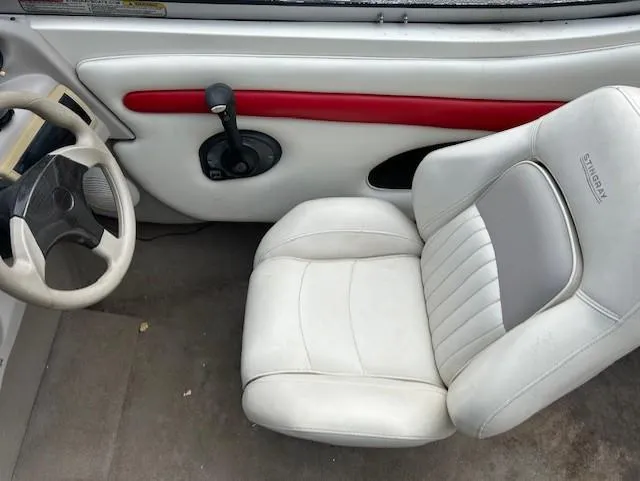 Slide: The Image of 2004 Stingray 190 CS/CX boat interior with white seat and steering wheel. - 10