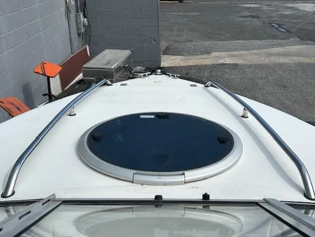 Slide: The Image of 2004 Stingray 190 CS/CX boat deck with hatch and railing. - 6