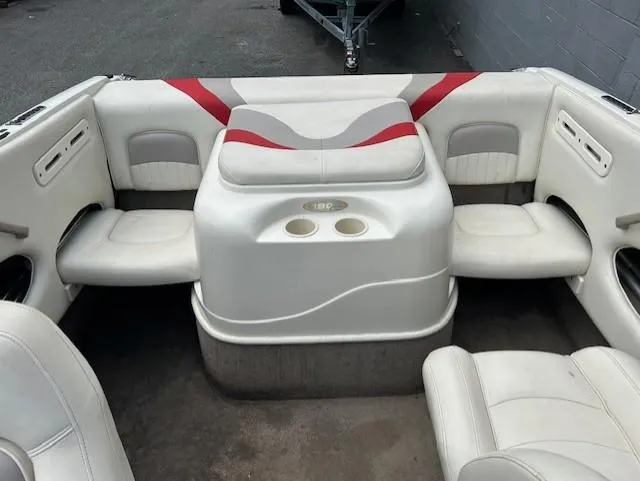 Slide: The Image of 2004 Stingray 190 CS/CX boat interior with white and red seating and cup holders. - 9