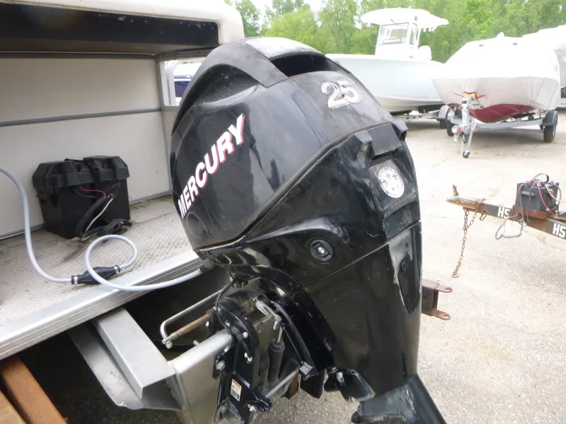 Slide: The Image of Mercury 25 outboard motor on 2007 Smoker Craft M-8520 Cruise RE boat. - 13