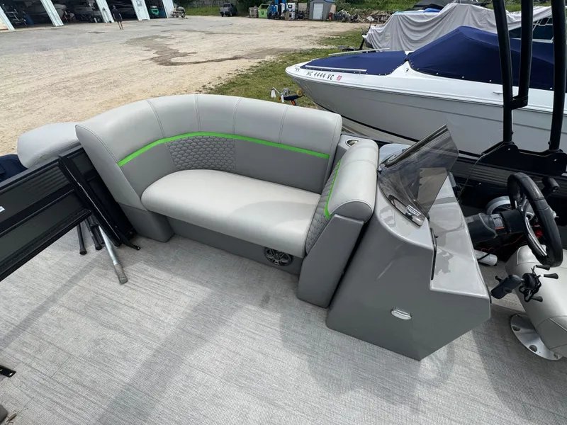 Slide: The Image of Qwest 818 Lanai Sport Fish 2022 - 6
