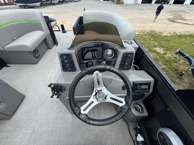 Slide: The Image of Qwest 818 Lanai Sport Fish 2022 - 9