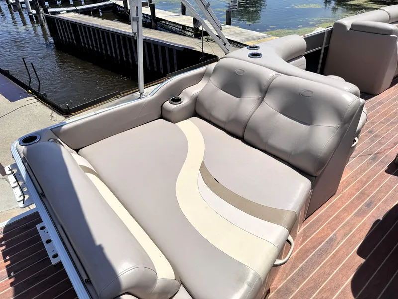 Slide: The Image of Luxurious seating on a 2013 Crest Classic 230SLR pontoon boat at a dock. - 7