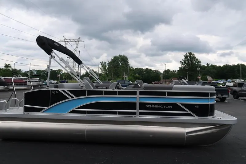 Slide: The Image of 2025 Bennington S L-Bench 21 SLJ pontoon boat in parking lot. - 9