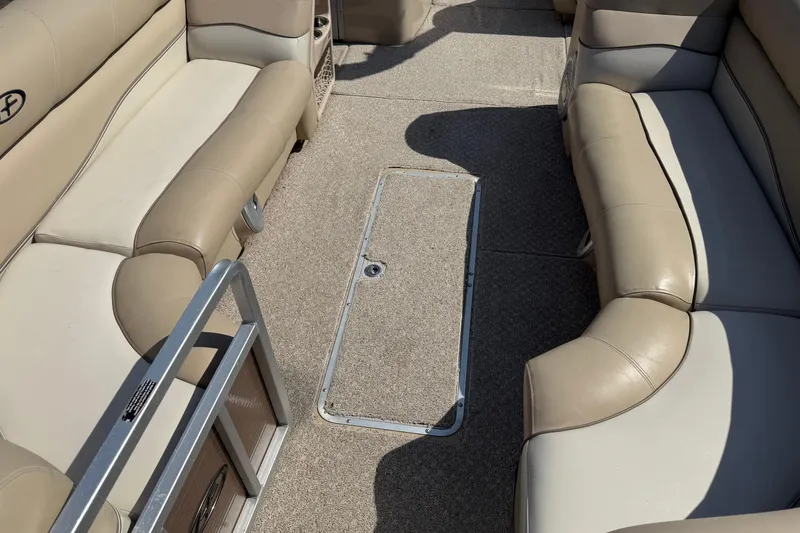Slide: The Image of Interior seating of a 2010 Harris FloteBote 240 Grand Mariner pontoon boat. - 16