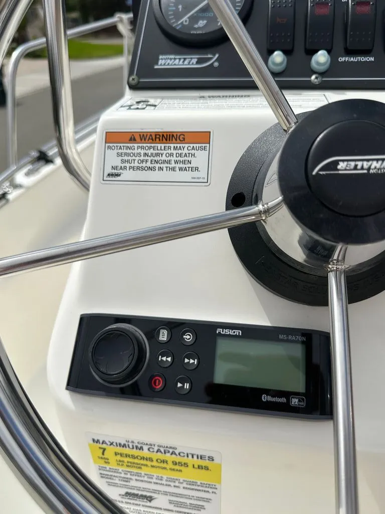 Slide: The Image of Boston Whaler 17 Montauk 2016 - 17