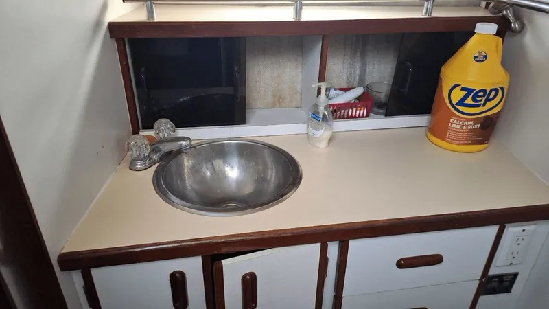 Slide: The Image of Carver 32 Aft Cabin Motor Yacht 1982 - 13