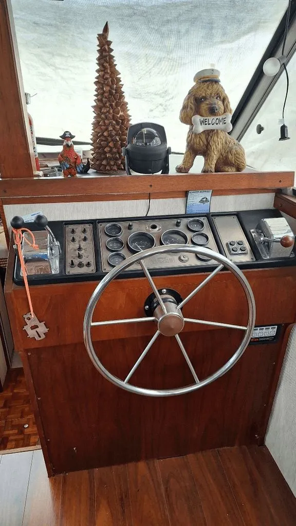 Slide: The Image of Carver 32 Aft Cabin Motor Yacht 1982 - 4