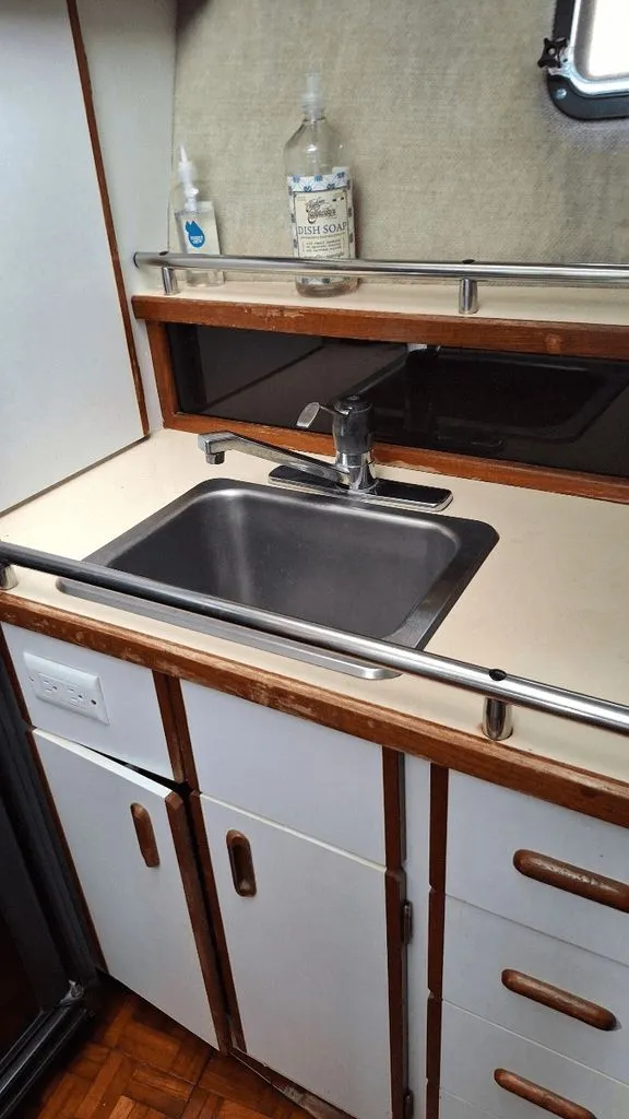 Slide: The Image of Carver 32 Aft Cabin Motor Yacht 1982 - 5