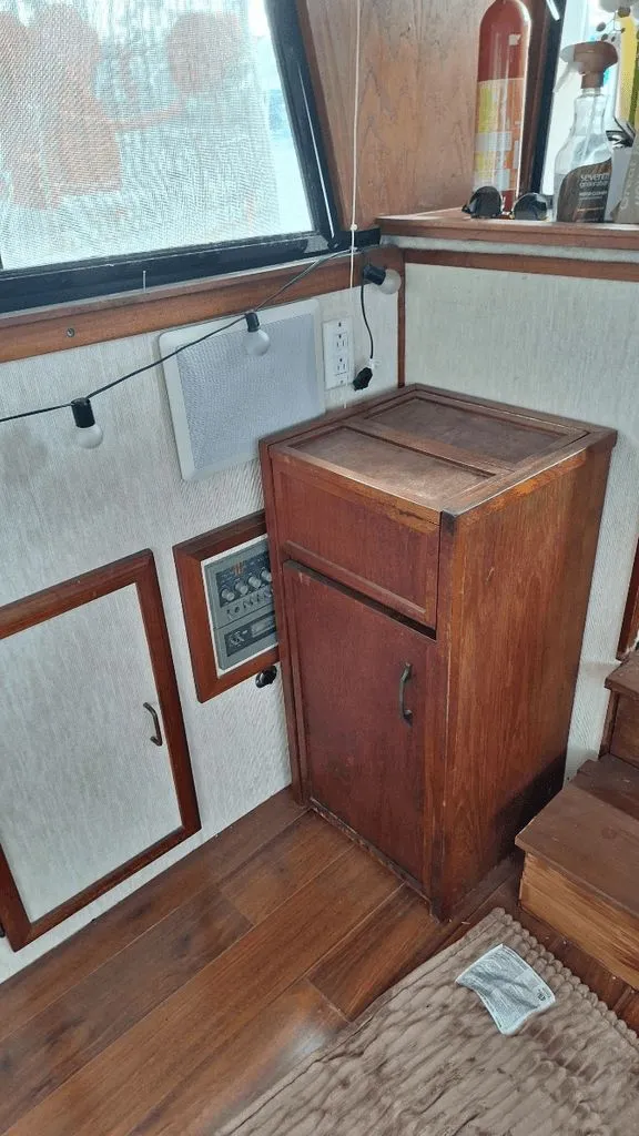 Slide: The Image of Carver 32 Aft Cabin Motor Yacht 1982 - 9