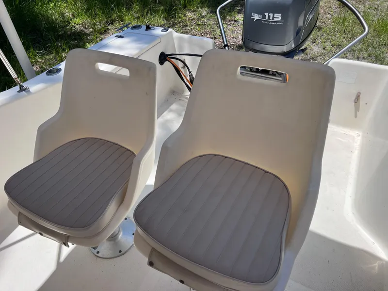 Slide: The Image of Two seats on a 2000 Scout 185 Sportfish boat with Yamaha 115 engine. - 18