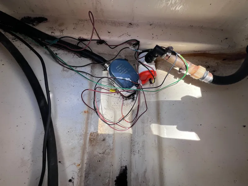 Slide: The Image of Wiring and components inside a 2000 Scout 185 Sportfish boat hull. - 27