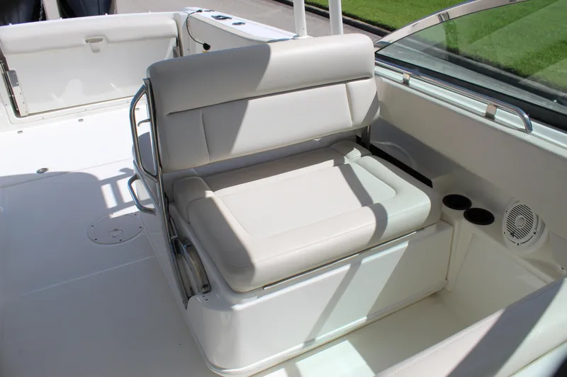 Slide: The Image of 2018 Boston Whaler 270 Vantage boat interior with cushioned seating and cup holders. - 33