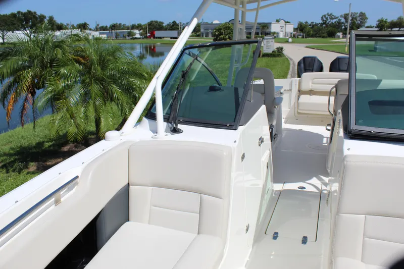 Slide: The Image of Boston Whaler 270 Vantage 2018 - 57