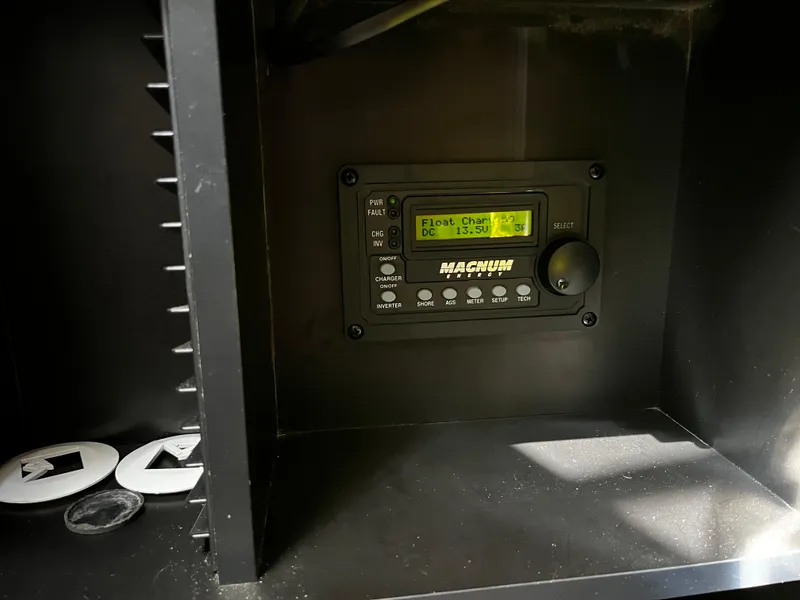 Slide: The Image of Control panel inside 2006 Sea Ray 290 Sundancer boat, displaying float charge status. - 26