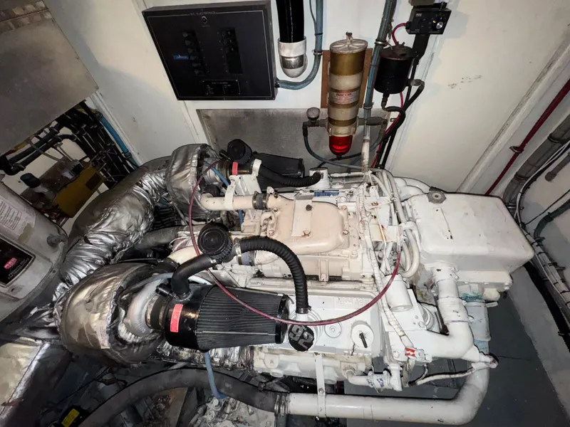 Slide: The Image of Hatteras 53 Extended Deck 1985 - 104