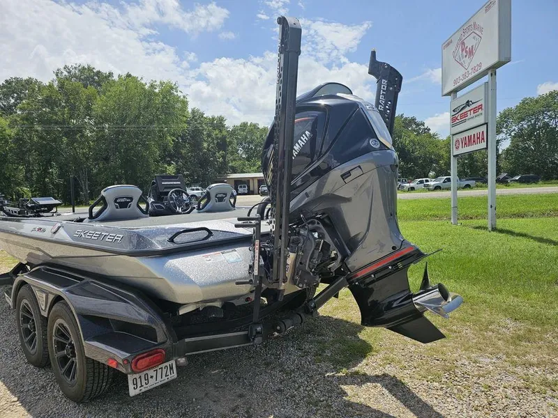 Slide: The Image of 2025 Skeeter FXR21 PRO boat with Yamaha engine at dealership. - 9