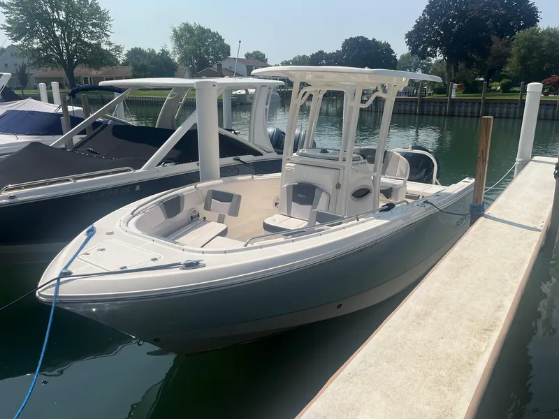 The Image of Robalo R230 Center Console 2020 - undefined