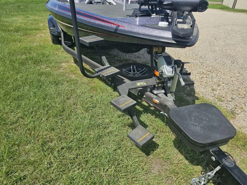 Slide: The Image of 2017 Skeeter FX21 LE boat on trailer, parked on grass. - 13
