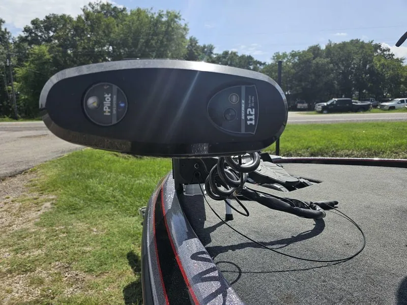 Slide: The Image of 2017 Skeeter FX21 LE boat with iPilot trolling motor on grassy area. - 5